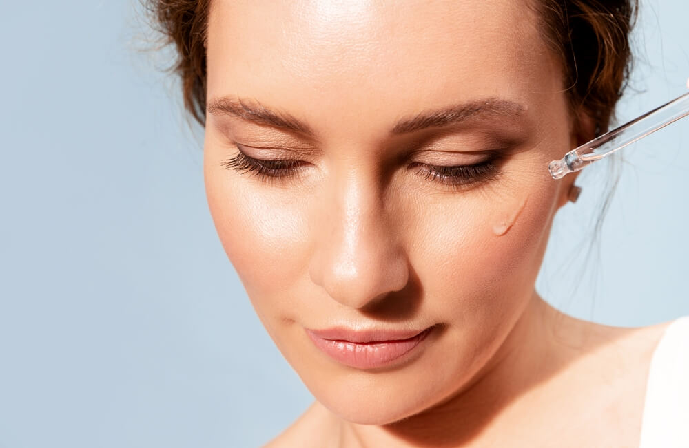 devojka nanosi serum za lice kupljen na lilly akciji