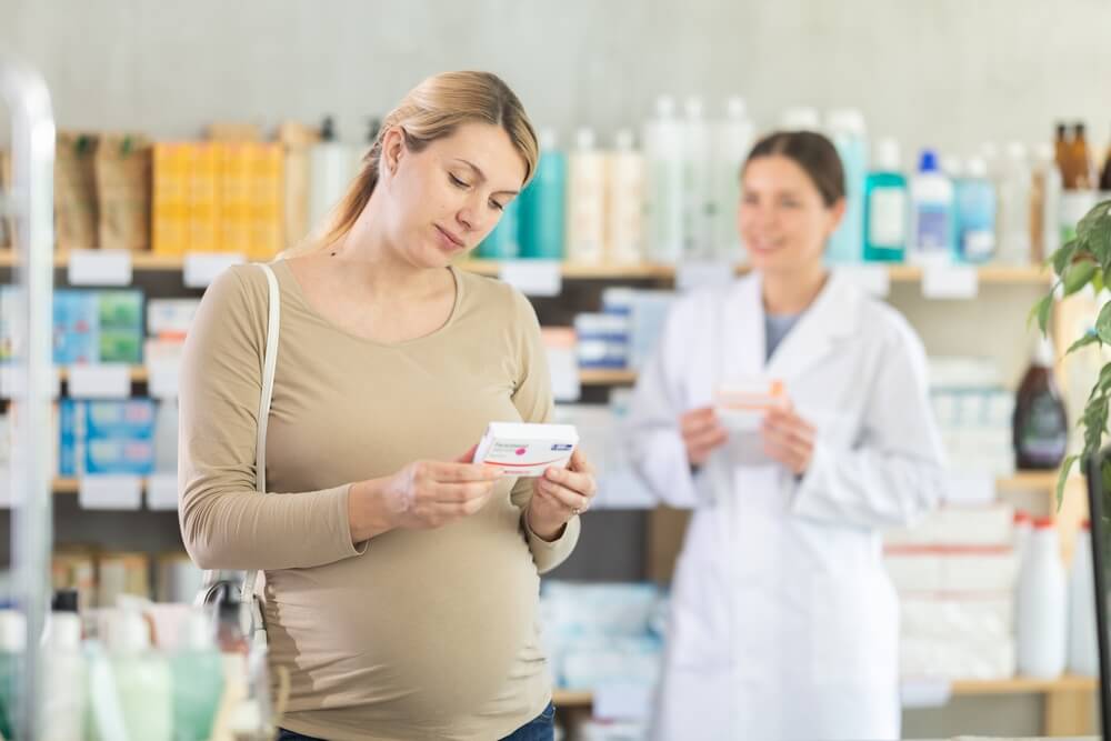 trudnica se konsultuje sa farmaceutom u vezi vitamina