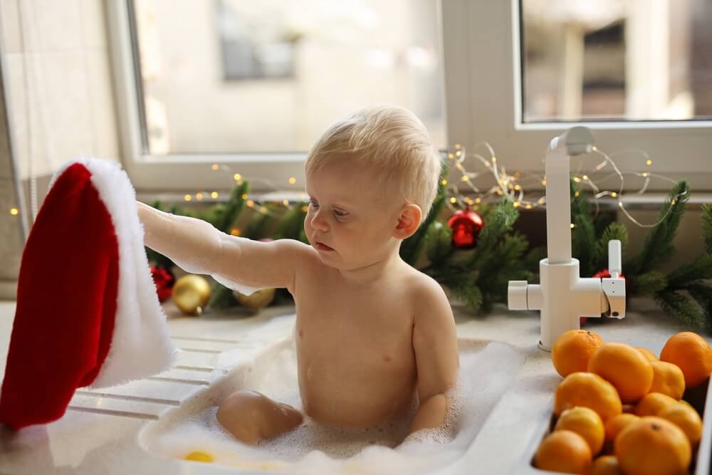 beba sa plavom kosom spremna za kupanje po zimskom i prazničnom vremenu