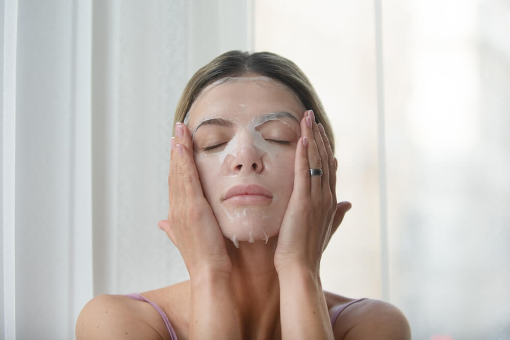 devojka koristi detox masku za osvežavanje i negu lica
