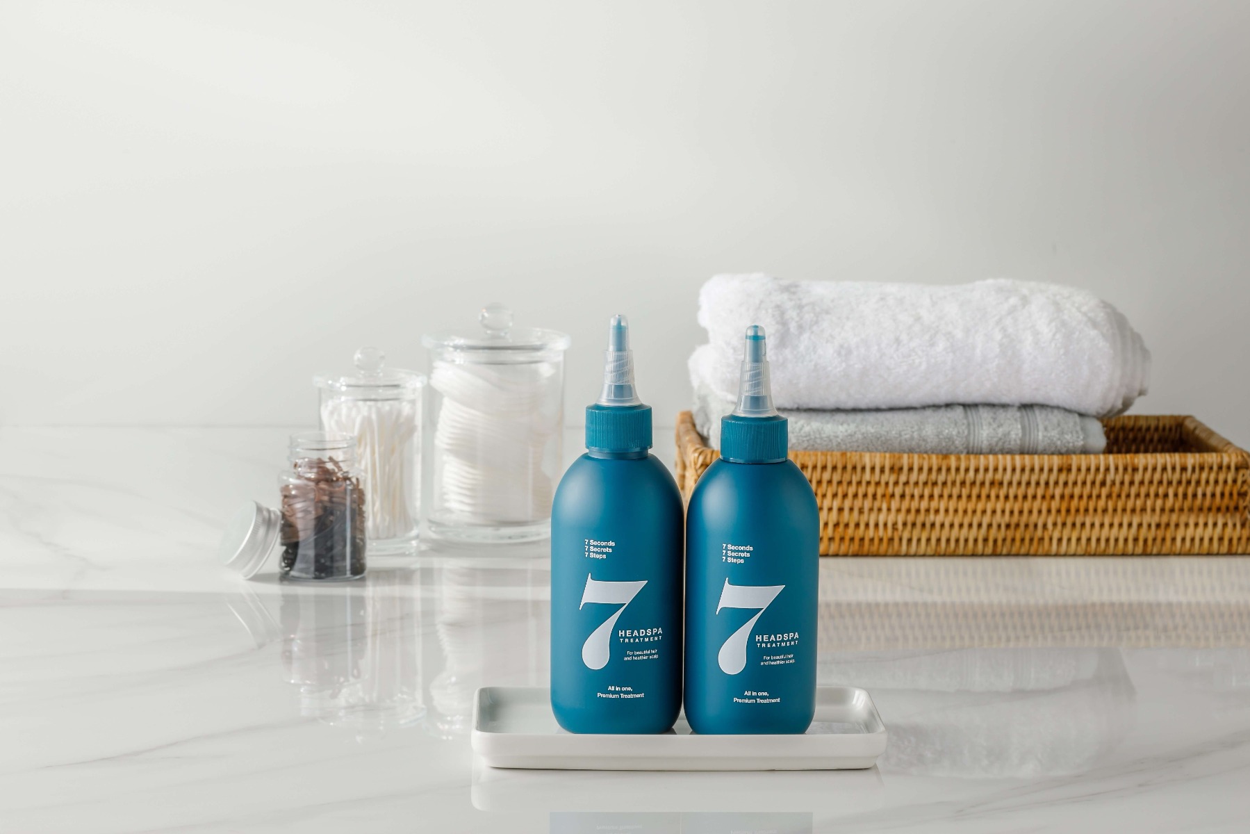 dve bočice headspa7 premium tretmana za jačanje i negu kose u kupatilu