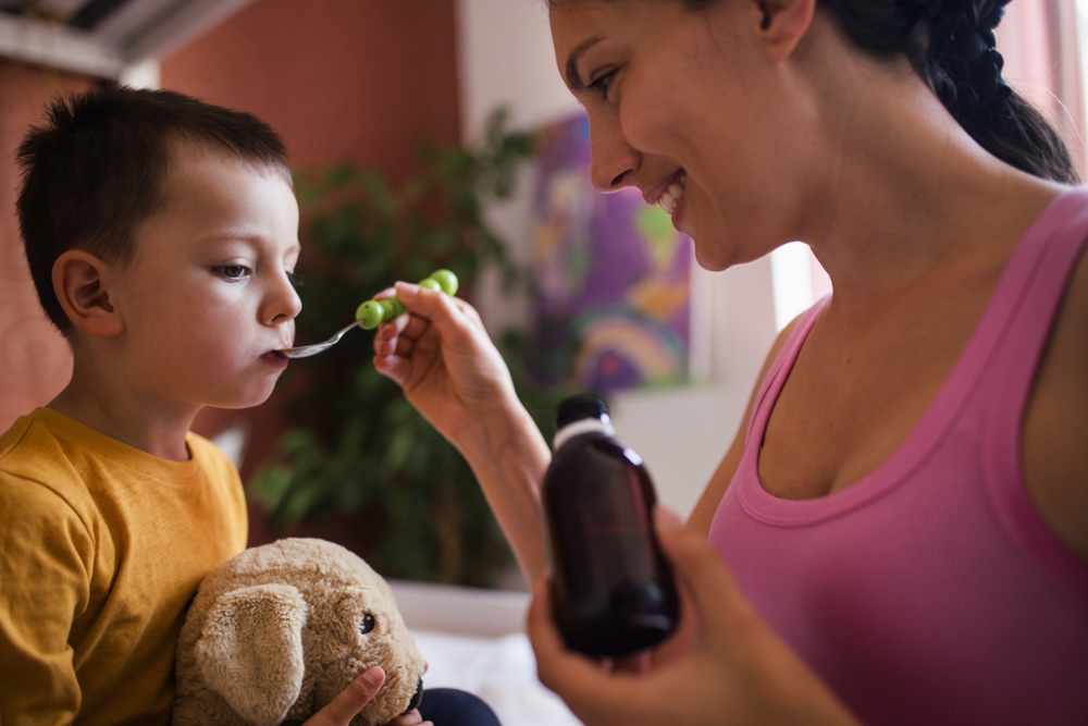 mama daje detetu sirup za imunitet