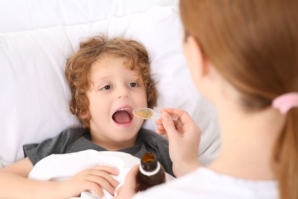 mama daje sinu sirup za suvi kašalj za decu