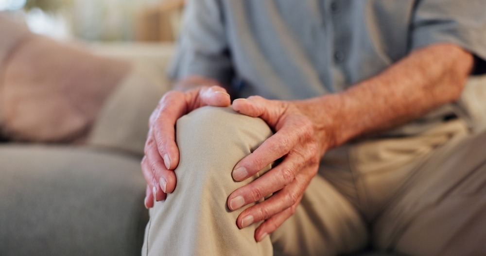 stariji čovek oseća bol u kolenu zbog osteoporoze