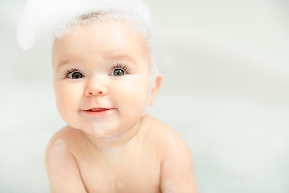 kupanje bebe sa bebi šamponom