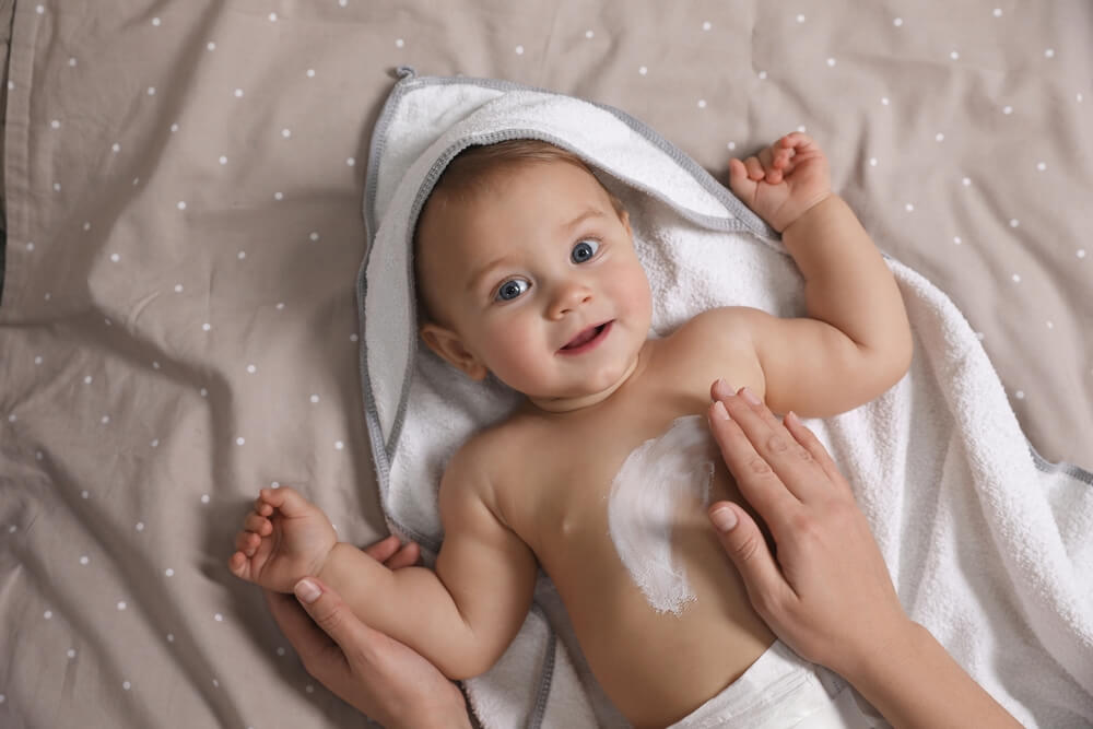 mama nanosi kremu za bebe na bebin stomačić