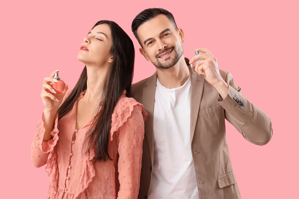 momak i devojka nanose muški i ženski parfem
