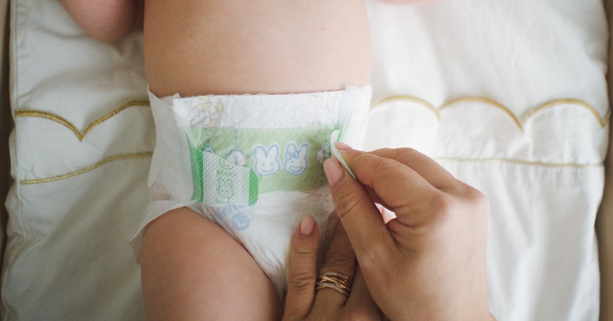 mama-stavlja-bebi-pufies-pelenu